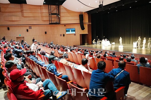 영덕 예주문화예술회관 대극장에서 열린 KBS전국노래자랑 예심에 많은 주민들이 관람하고 있다.