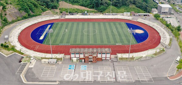 봉화군은 문화체육관광부 주관 '2026년 생활체육시설 확충 지원 공모사업'에 최종 선정돼 군민의 안전과 편의성 향상을 위한 체육 인프라 개선을 본격 추진한다.