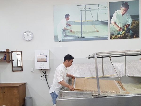 서울 종로구 한지가헌에서 '한지의 숨결 展' 이란 주제로 전시회를 갖는 경상북도 무형유산 전승교육사 김춘호 씨가 전통한지 제작을 시연하고 있다. 문경시 제공