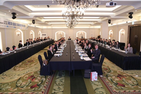 칠곡경북대학교병원은 지난 13일 인터불고 대구호텔에서 '2025년 공공보건의료 협력체계 구축사업 원외대표협의체 회의'를 열었다. 칠곡경북대병원 제공