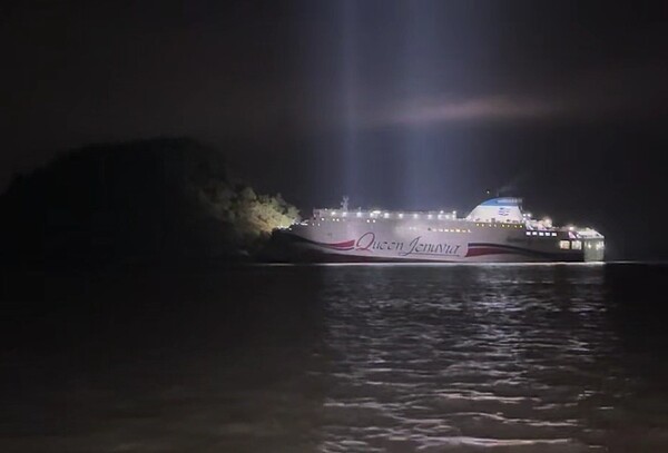 19일 오후 8시 17분께 전남 신안군 장산도 남방 족도에 여객선 퀸제누비아2호가 좌초돼 해경이 구조 작업을 벌이고 있다. 연합뉴스