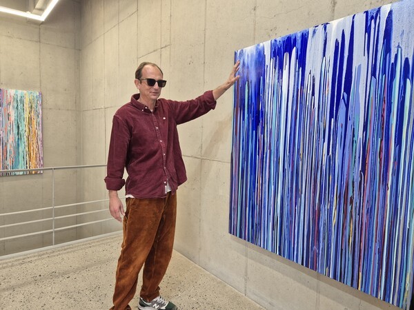 탕크가 갤러리 CNK에 전시된 자신의 작품에 대해 설명하고 있다. 황인옥기자