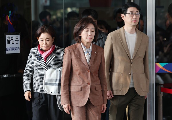 국민의힘 나경원 의원이 20일 서울 양천구 서울남부지방법원에서 열린 '국회 패스트트랙 충돌' 1심 선고 공판을 마친 후 나서고 있다. 재판부는 사건 당시 자유한국당 원내대표였던 나 의원에게 벌금 총 2천400만원을, 당 대표였던 황교안 전 총리에게 벌금 총 1천900만원을 선고했다. 현재 국민의힘 원내대표를 맡고 있는 송언석 의원은 벌금 총 1천150만원을 선고받았다.  연합뉴스