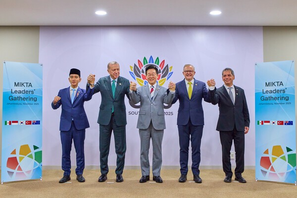이재명 대통령이 22일(현지시간) 주요 20개국(G20) 정상회의가 열리는 남아프리카공화국 나스렉 엑스포센터에서 열린 한-믹타 정상회동에서 기념촬영을 하고 있다. 믹타(MIKTA)는 한국, 멕시코, 인도네시아, 튀르키예, 호주 등 5개국 협의체이다. 왼쪽부터 기브란 라카부밍 라카 인도네시아 부통령, 레제프 타이이프 에르도안 튀르키예 대통령, 이 대통령, 앤서니 앨버니지 호주 총리, 에드가르 아브람 아마도르 사모라 멕시코 재무부 장관. 연합뉴스