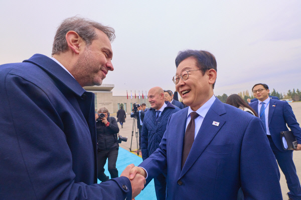 튀르키예 도착한 李 대통령   튀르키예를 국빈 방문한 이재명 대통령이 24일(현지시간) 앙카라 에센보아 국제공항에 도착해 영접 나온 알파슬란 바이락타르 튀르키예 에너지천연자원부 장관과 인사하고 있다. 연합뉴스