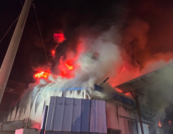 24일 밤 대구 달성군 하빈면의 한 섬유공장에서 원인 불명의 화재가 발생해 약 5시간 만에 꺼졌다. 대구소방 제공