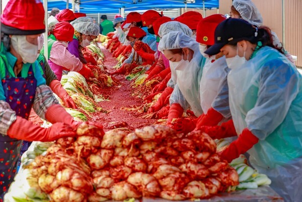 25일 대구 수성구청 주차장에서 열린 '사랑의 김장 나누기' 행사에서 수성구새마을회 회원들이 절임배추에 양념을 버무리고있다. 이날 만들어진 김장 김치 3천 포기는 관내 23개 동 취약계층 800세대에 전달된다. 전영호기자 riki17@idaegu.co.kr