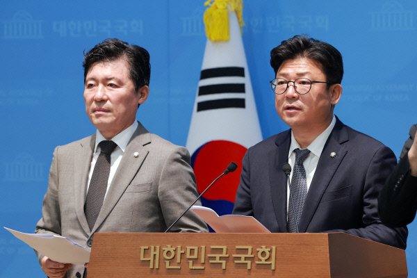 영화암살자들비판기자회견-구자근강명구의원
