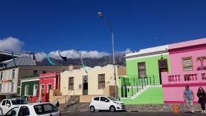 무지개 동네  보캅, 화려한 색깔마다 해방의 기쁨이…