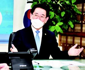 [청문리답]김영록 전남도지사 “스스로 한계 정하지 말고, 더디더라도 앞으로 나아가라”