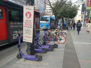 [코로나 뉴노멀이 온다]타인과 접촉없이 씽씽 ‘킥보드’ 각광 …안전문제는 ‘숙제’