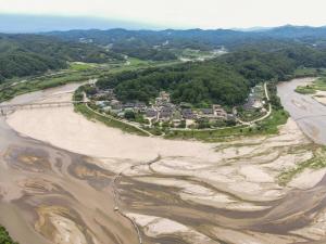 [영주 무섬마을]마을 전체가 문화재…외나무다리 건너면 400년 역사 ‘생생’