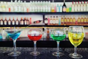 [맛과 멋으로 읽는 세상] 술 한잔의 자유, CCTV·통화 녹음·채팅 캡처…감시 당하는 시대, 술 땡기네