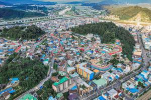 [2023 경상북도 마을이야기] 김천 자산골 새뜰마을...예술 입은 달동네, 곳곳 야외 갤러리 변신