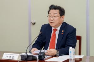 남성 육아휴직, 2030년까지 70%로 올린다