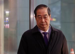 &apos;권한 대행&apos; 한 총리, 첫 일정은 임시국무회의