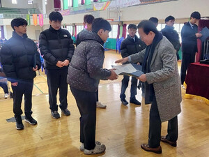 모나리자에스엠 윤종선 회장, 문경공고에 장학금 100만원 기탁