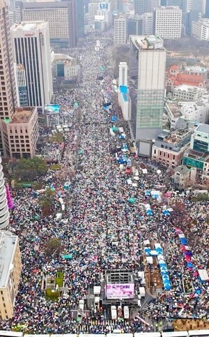 3·1절 서울 도심서 尹 탄핵 반대 집회…70만명 집결