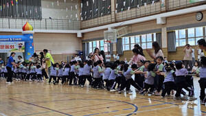 유아·교직원·학부모,다같이 뛰고 구르고…