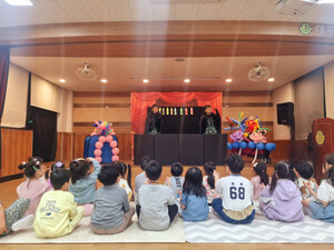 “까만 크레파스도 우리의 친구랍니다”