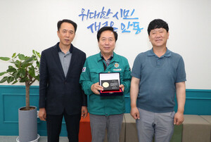 안동 주민들, 권기창 시장에 감사패 전달