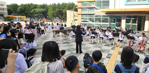 동원초 등굣길 ‘행복한 음악회’...오케스트라 선율로 하루의 시작을 즐겁게