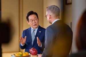 李대통령, 경주 APEC 앞두고 K컬처 홍보…CNN방송서 경주빵·귤 &apos;먹방&apos;