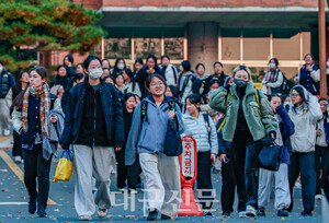 “수능 끝” 홀가분한 발걸음