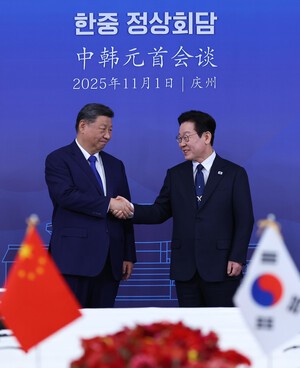 [APEC 2025] 이재명 대통령·시진핑 주석, 韓中 정상회담서 &apos;전략적 관계&apos; 강조