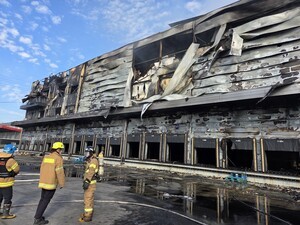 칠곡 지천면 물류창고 화재 12시간 만에 완진…인명피해 없어