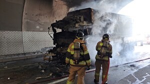 중부내륙고속도로 고령2터널서 화물차 3대 추돌, 1명 사망·1명 부상